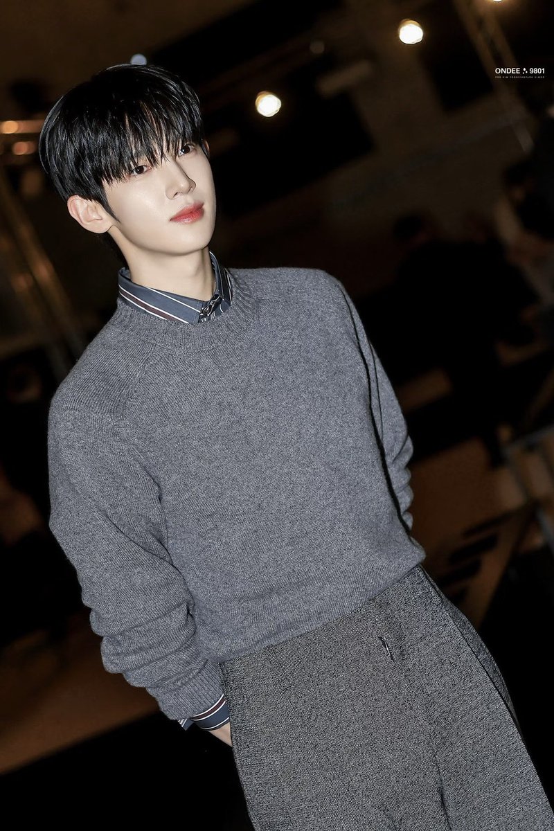 boyslovehub's tweet photo. Charming and sophisticated in neutral tones, ParkSiwoo makes his mark at the LANVIN show in Paris. #PARKSIWOOxLANVIN https://t.co/csokTJhWkW
