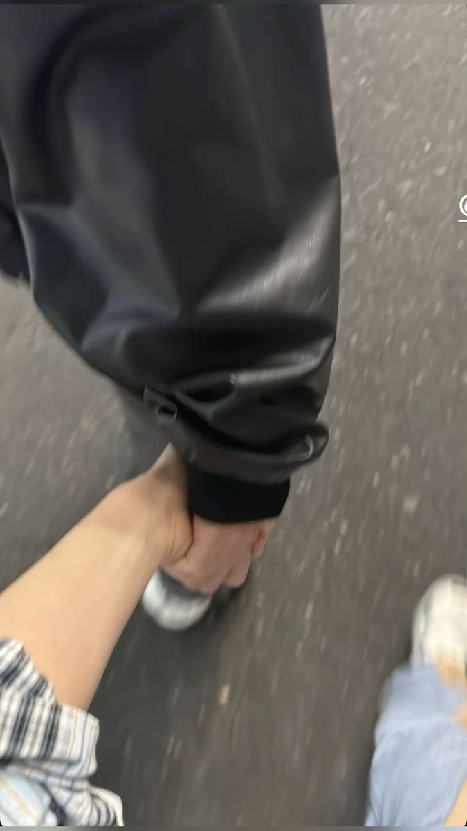 acervozeenunew's tweet photo. os ZeeNunew andando de mãozinhas dadas no japão e na coreia 🥺🤏🏻

#ZeeNuNew https://t.co/HI91VBaUIz