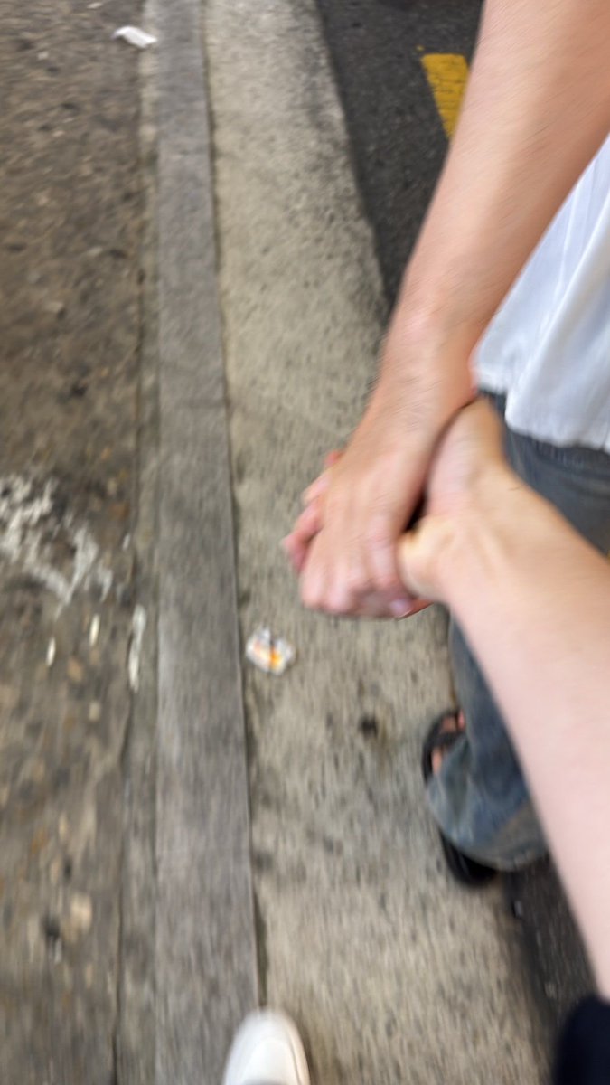 acervozeenunew's tweet photo. os ZeeNunew andando de mãozinhas dadas no japão e na coreia 🥺🤏🏻

#ZeeNuNew https://t.co/HI91VBaUIz