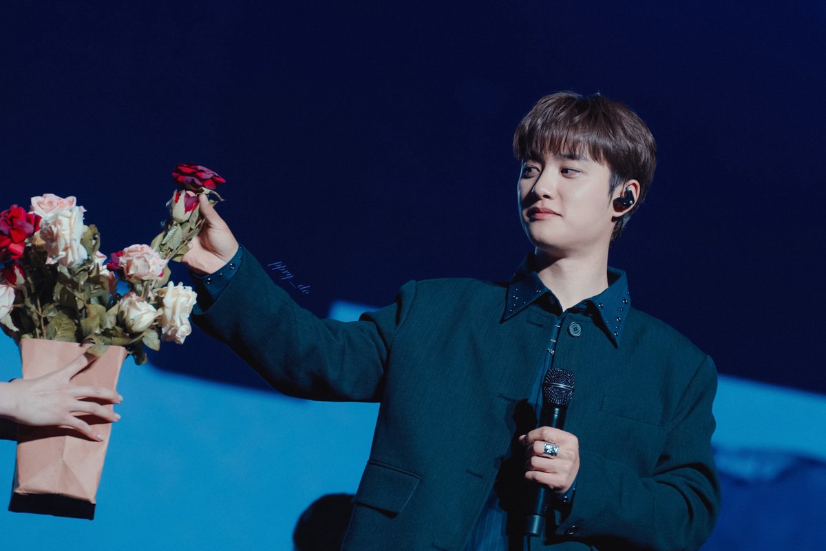 ppry_doh's tweet photo. [DAYOFF IN SEOUL_DAY1]

꽃💐

#도경수 #DOHKYUNGSOO 
#DAYOFF_INSEOUL
#도경수_데이오프_첫콘
#됴콘_첫콘_지금부터DAYOFF https://t.co/w9sTglZHo3