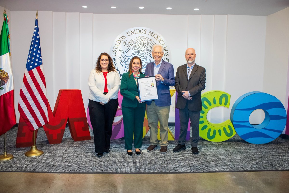 nenaorantes's tweet photo. Tuve el honor de entregar el nombramiento como abogado consultor a Charles Foster, destacado especialista en materia migratoria, quien a partir de hoy se suma a la red de aliados del Consulado General de México en Houston. https://t.co/AzHecz7MN8