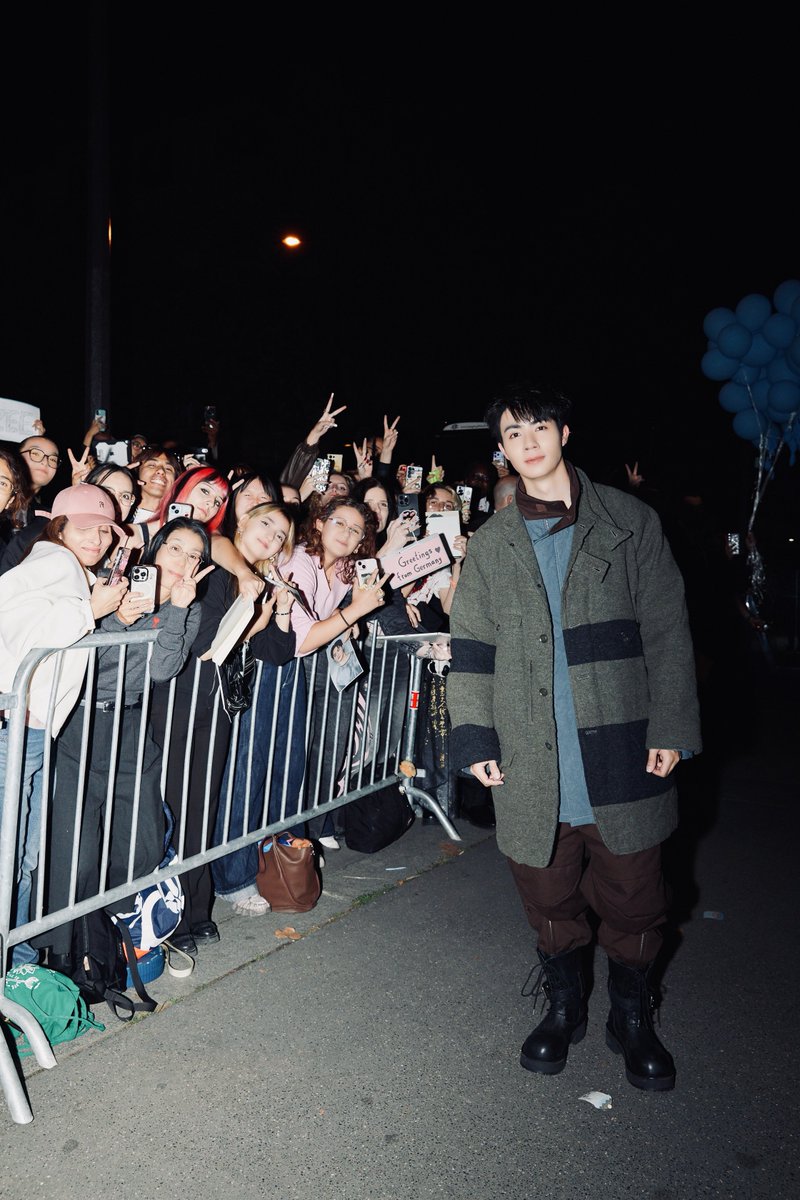 DomundiTV's tweet photo. WARM MOMENTS WITH FANS 💌

Zee Pruk @zee_pruk shares heartwarming moments with fans during his appearance at the Yohji Yamamoto show at Paris Fashion Week SS 2027. Surrounded by bright smiles and a warm welcome, these moments reflect the wonderful support and enthusiasm of everyone who came to see him. 🫶🏼

ZEE PRUK IN PFW 2027
#YohjiYamamotoXZeePruk
#YohjiYamamoto
#ZeePruk