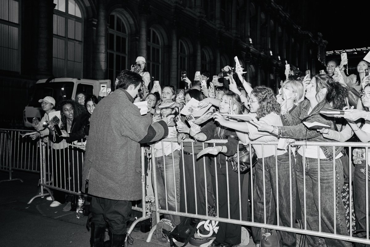 DomundiTV's tweet photo. WARM MOMENTS WITH FANS 💌

Zee Pruk @zee_pruk shares heartwarming moments with fans during his appearance at the Yohji Yamamoto show at Paris Fashion Week SS 2027. Surrounded by bright smiles and a warm welcome, these moments reflect the wonderful support and enthusiasm of everyone who came to see him. 🫶🏼

ZEE PRUK IN PFW 2027
#YohjiYamamotoXZeePruk
#YohjiYamamoto
#ZeePruk