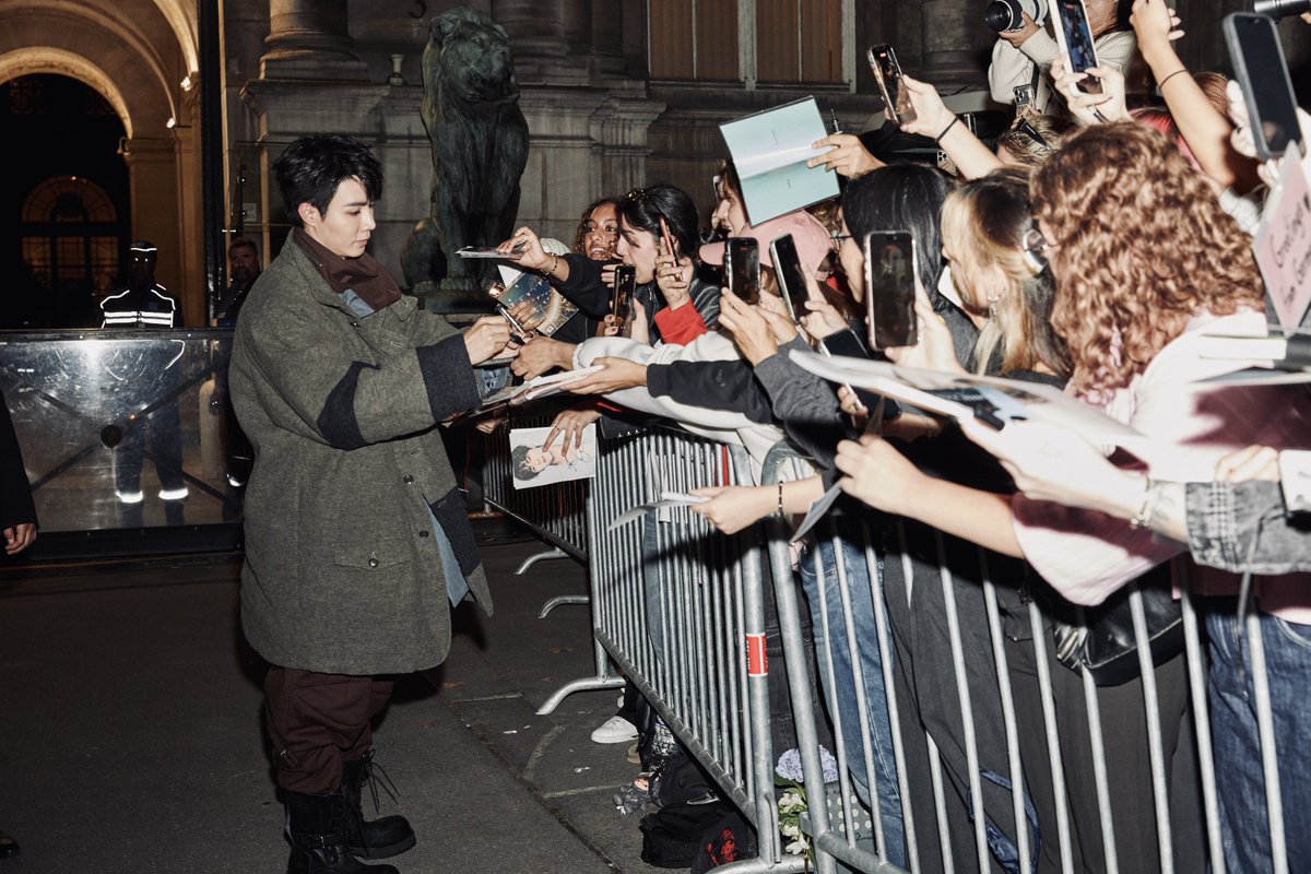 DomundiTV's tweet photo. WARM MOMENTS WITH FANS 💌

Zee Pruk @zee_pruk shares heartwarming moments with fans during his appearance at the Yohji Yamamoto show at Paris Fashion Week SS 2027. Surrounded by bright smiles and a warm welcome, these moments reflect the wonderful support and enthusiasm of everyone who came to see him. 🫶🏼

ZEE PRUK IN PFW 2027
#YohjiYamamotoXZeePruk
#YohjiYamamoto
#ZeePruk