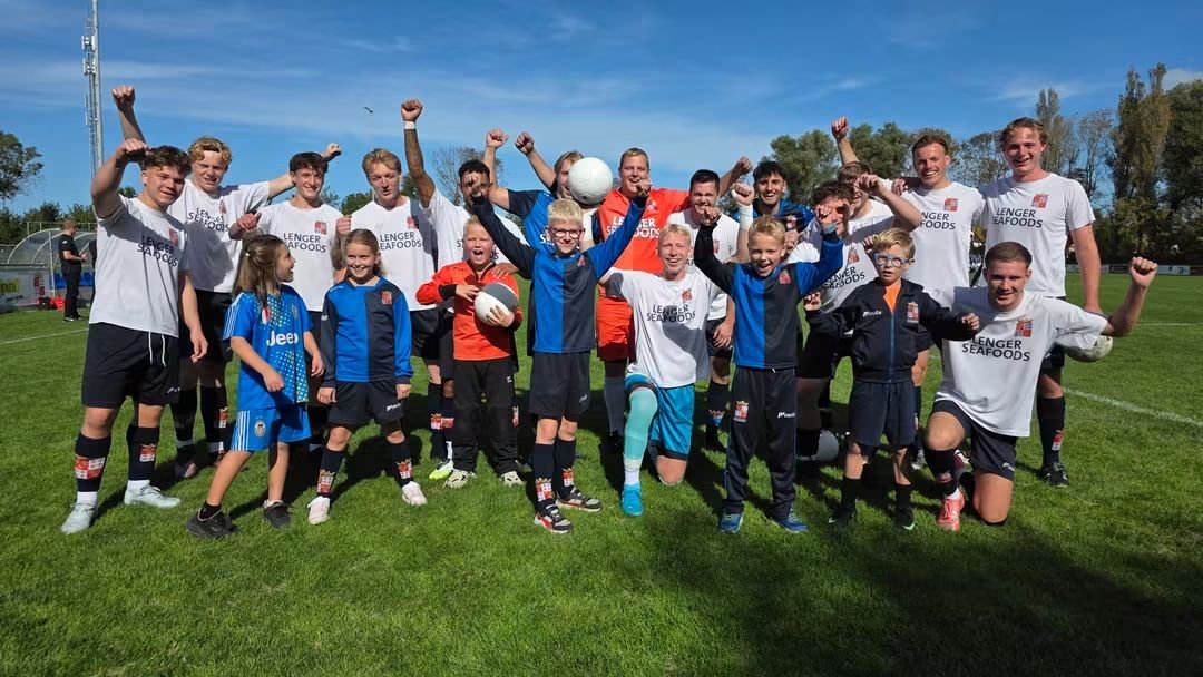 fcHarlingen's tweet photo. De jongens en meisjes van O9-1 weten natuurlijk al hoe leuk het is om in een team te voetballen, maar nu kregen ze ook een kijkje achter de schermen bij het eerste elftal.
https://t.co/6XtKhATNTx https://t.co/vboJskmZ7e