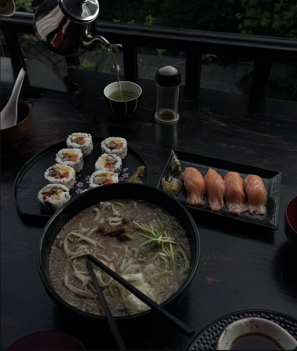 Memphis_120's tweet photo. How Pinterest sees me

-fashion
-Pantone 
-mood
-food https://t.co/nfik1H6W5h