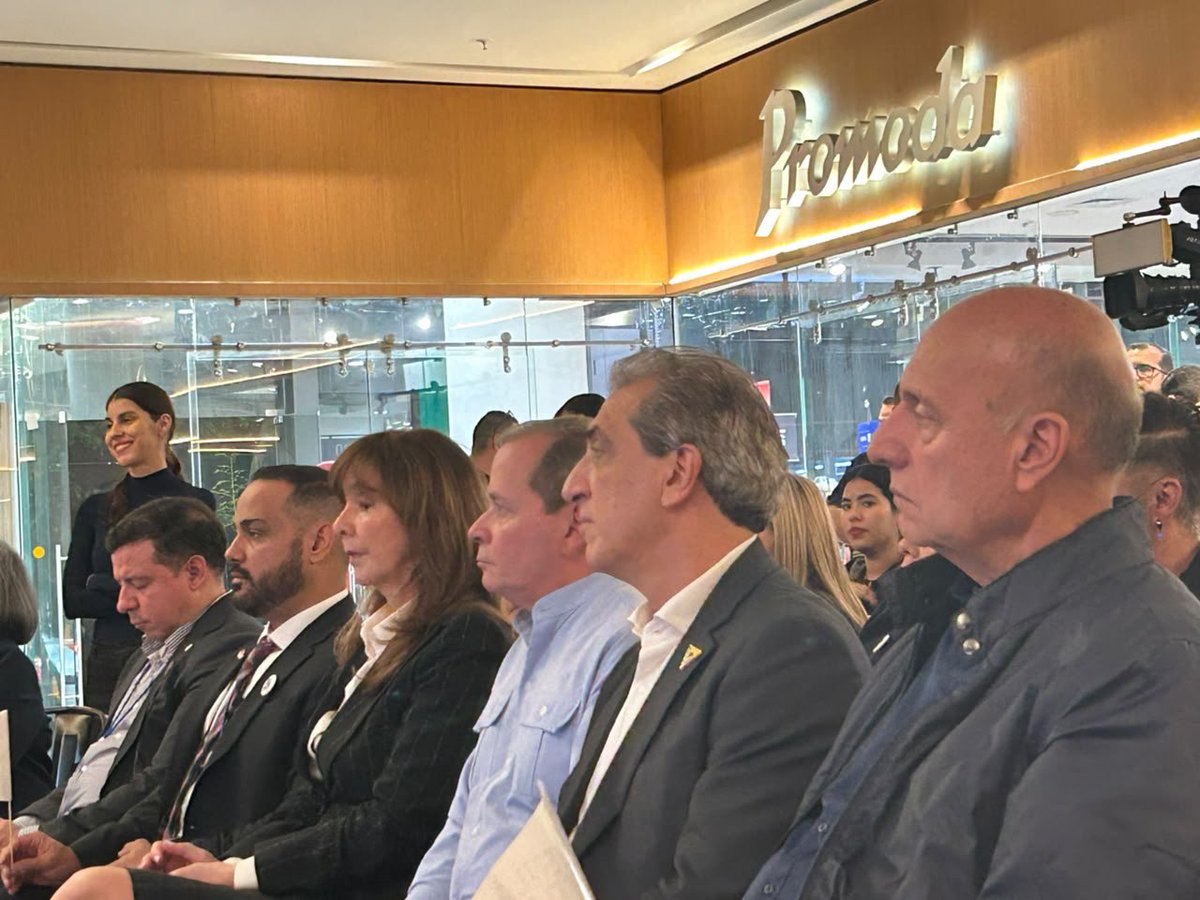VenteMexico's tweet photo. Del Helicoide a Ciudad de México: el reencuentro que Venezuela merece, en libertad.🇻🇪🇲🇽

Vente CDMX, con Paola Molina, reunió a la diáspora con Juan Pablo Guanipa, Biagio Pilieri, William Dávila, Luis Tarbay y Pedro Urruchurtu en el marco del Foro América Libre. https://t.co/Gmnk4e4D18