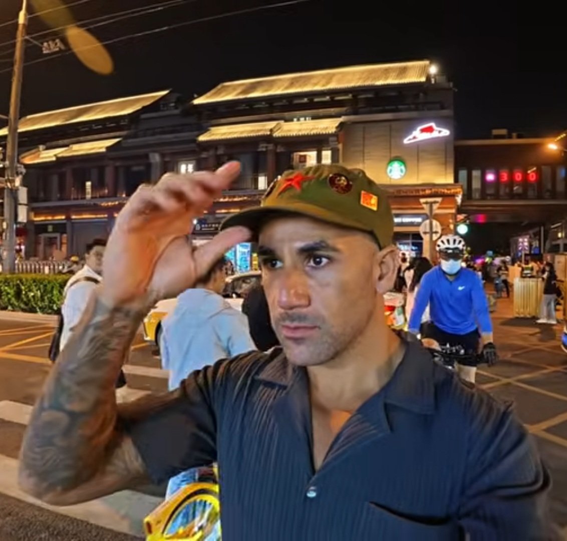 oocnomaderaiz's tweet photo. O careca tá muito asiático não tem jeito, já já ele arruma uma esposa asiática. KKKKKKKKKKKKK 🇨🇳 https://t.co/hcwRCOTaod