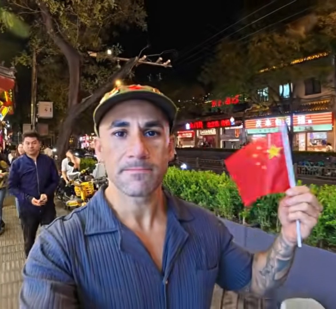 oocnomaderaiz's tweet photo. O careca tá muito asiático não tem jeito, já já ele arruma uma esposa asiática. KKKKKKKKKKKKK 🇨🇳 https://t.co/hcwRCOTaod