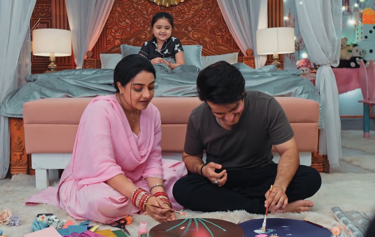 mononoaware2_'s tweet photo. I ABSOLUTELY LOVE how Nia is such a pampered daughter of #RaVeer. Look at her waking them up in midnight and asking them to complete her school project 😂♥️
#LakshmiNiwas #LakshmiNivas https://t.co/aKbR80ypiB