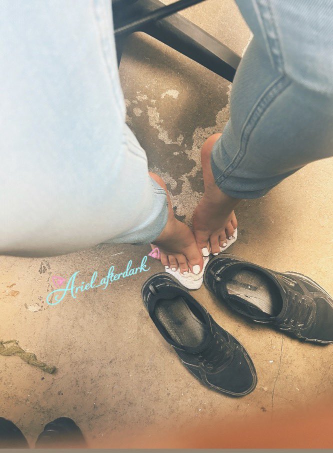 Ariel_afterdark's tweet photo. I really do love my white toes 🫠🩵

Thought I’d give you a little peek… but if you want to see the video, you’ll have to tip first 😈👀 https://t.co/AxfPa91HM6