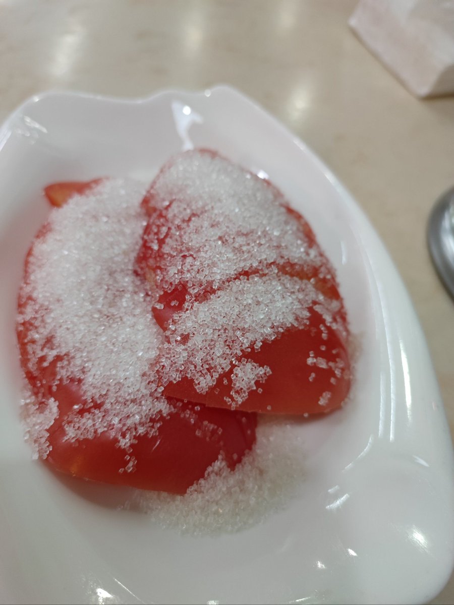 NoelleHanlgrtr's tweet photo. Mordí un churro caliente de Madrid y el azúcar se me cayó todo en la camisa, pero valió cada gramo de dulce!， https://t.co/A5SAv6nu50
