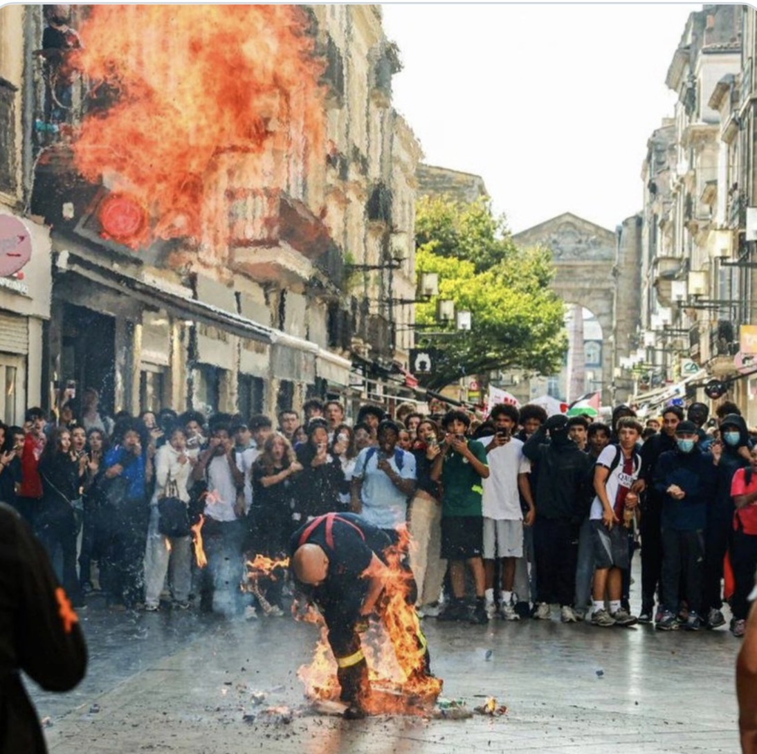 SofieLowenmark's tweet photo. En brandman i lågor under de våldsamma kravallerna i Bordeaux. 

Källa: La Dépêche / TikTok https://t.co/ZgG8TZszbU