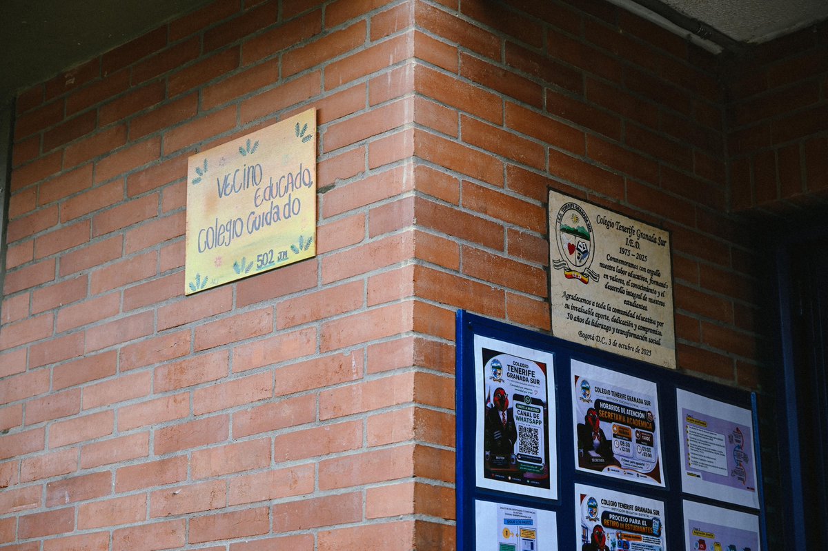julrubiano's tweet photo. Me encontré unos mensajes inspiradores en mi #VisitaAlCole Tenerife Granada Sur. #EscuelaCorazónDeBarrioYVereda🧡 es una apuesta que busca despertar sentido de pertenencia, motivando a las y los estudiantes a promover con sus vecinos y con toda la comunidad educativa el cuidado de su colegio, reconociéndolo como el verdadero epicentro de vida, aprendizaje y transformación del barrio.

Llena el corazón ver cómo hacemos de nuestras instituciones nuestro segundo hogar.
