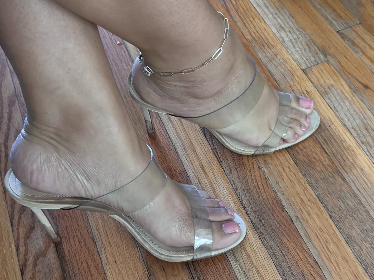 MiaMexIta's tweet photo. I’ve got a problem!  Which beige or brown heels look cutest?😉

#footdmodel #heels #pedi https://t.co/LSCM4xGyOy