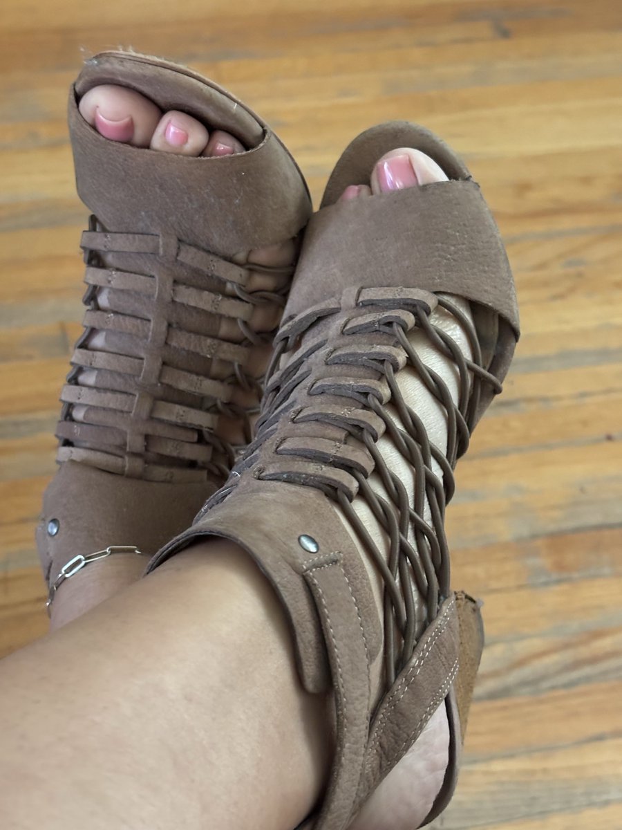 MiaMexIta's tweet photo. I’ve got a problem!  Which beige or brown heels look cutest?😉

#footdmodel #heels #pedi https://t.co/LSCM4xGyOy