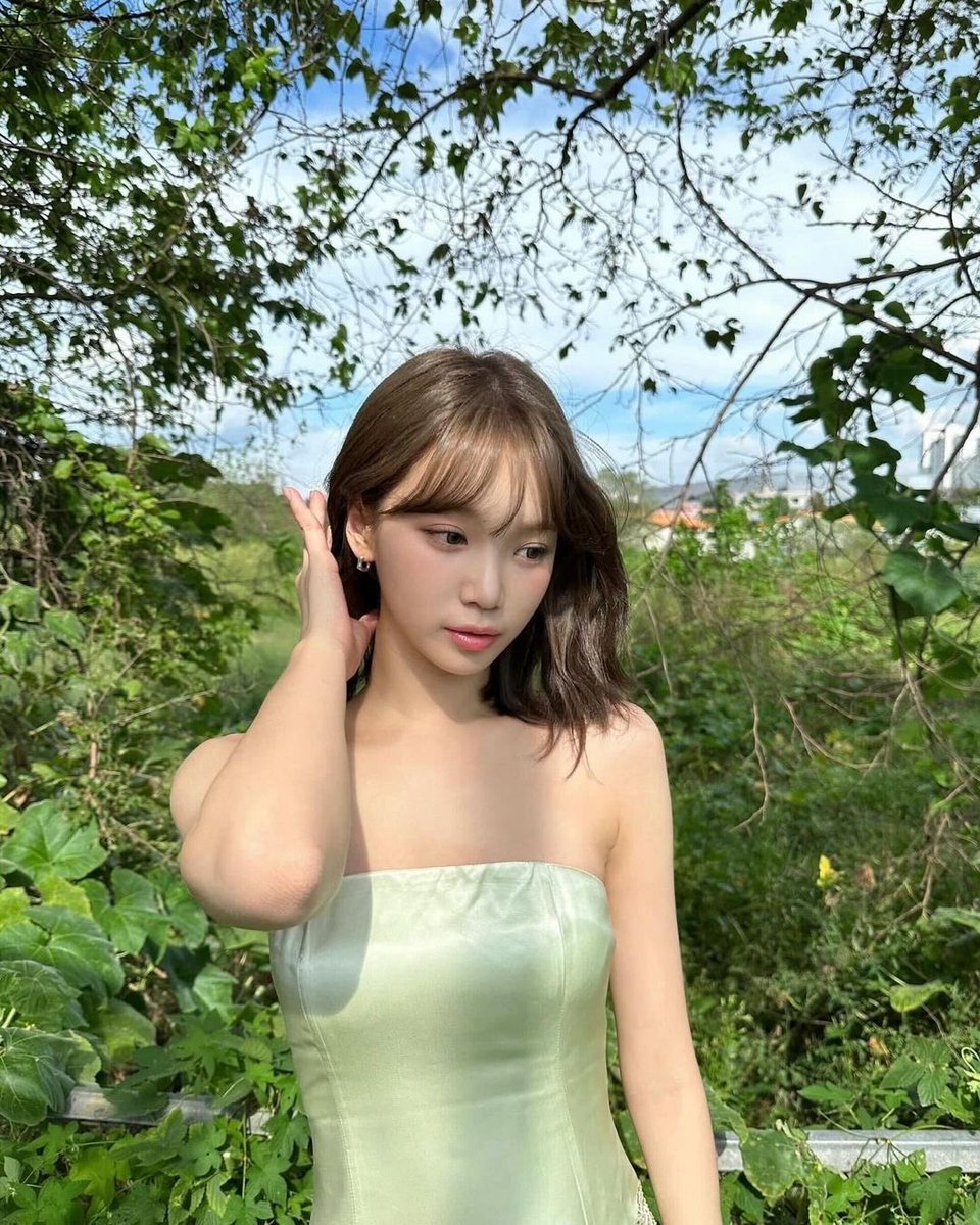 noirvoce's tweet photo. lost in my head…💭 good afternoon babies. i felt green today. not my usual goth self… but green is a happy color to me and symbols an earthy vibe. it’s a friday so tell me your weekend plans, hurry, go! and have a great day ! 🍃 https://t.co/no4bUeL0Ze
