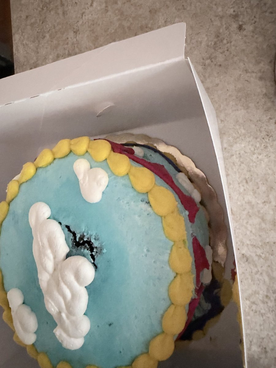 Vannessam25's tweet photo. @Publix I am so sorry I am not able to show a perfect Publix cake for my son’s party tomorrow thanks to an idiot that didn’t have break lights in front of me. 🫠😫 #publix #publixbakery https://t.co/NnusvoR6Na
