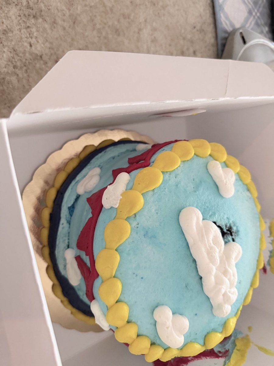 Vannessam25's tweet photo. @Publix I am so sorry I am not able to show a perfect Publix cake for my son’s party tomorrow thanks to an idiot that didn’t have break lights in front of me. 🫠😫 #publix #publixbakery https://t.co/NnusvoR6Na