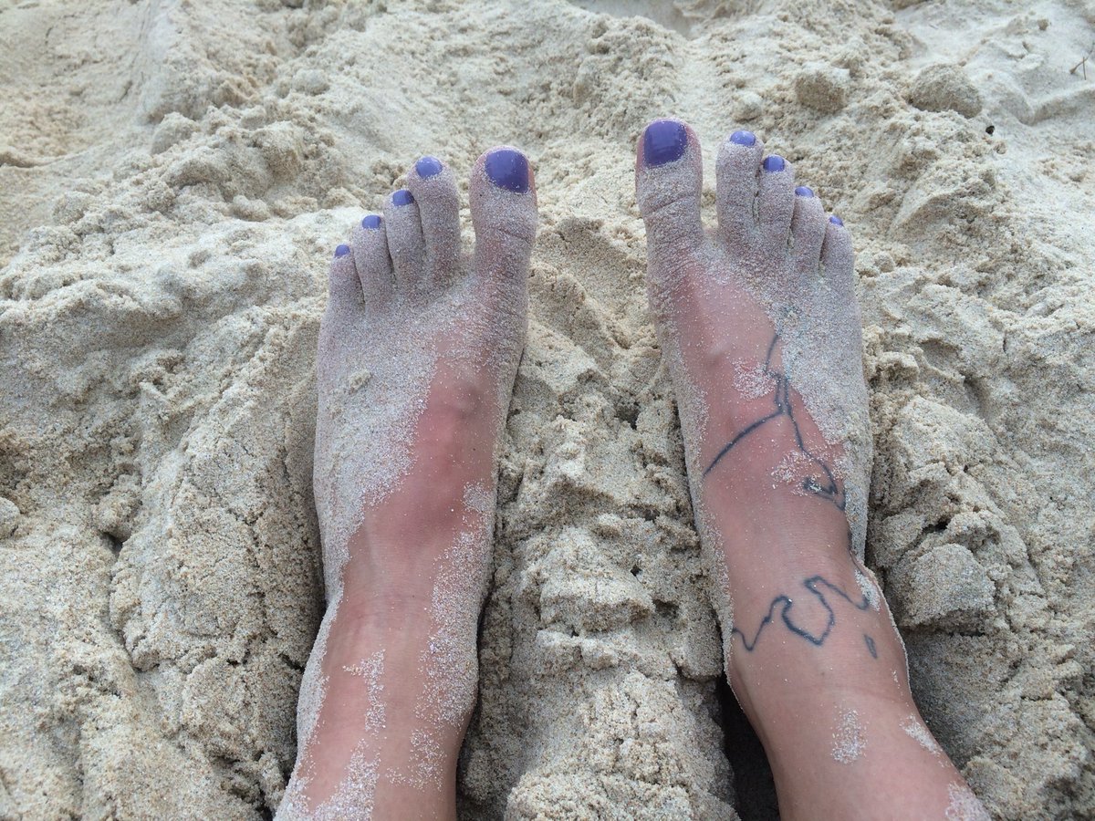 DelAtalanta's tweet photo. Would you clean the sand off my feet? #sandytoes #footfetish #feet #feetpics https://t.co/Wg3TtGec3p