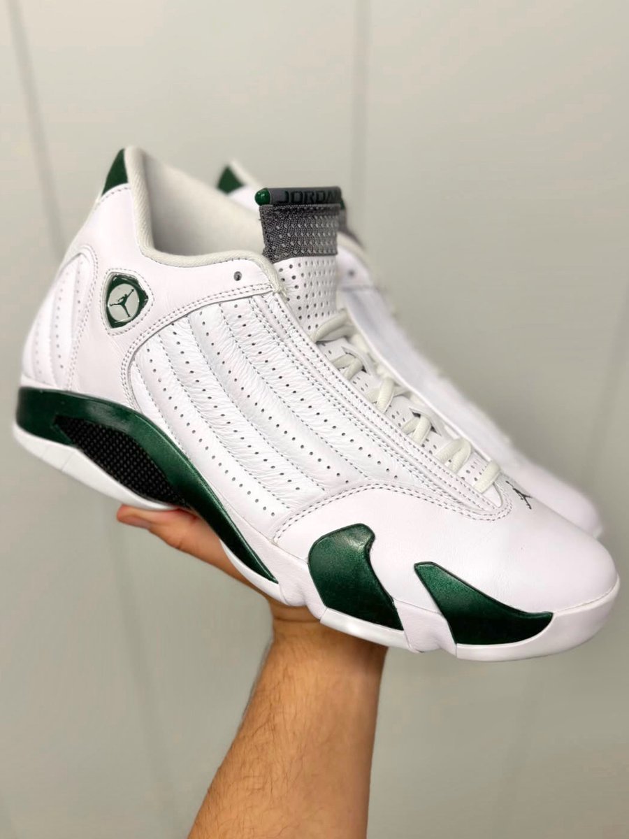 zSneakerHeadz's tweet photo. IN-HAND LOOK: Air Jordan 14 “Forest Green” (2026) 🌲🟢
Releasing on October 31. https://t.co/LFjdsiC8xV