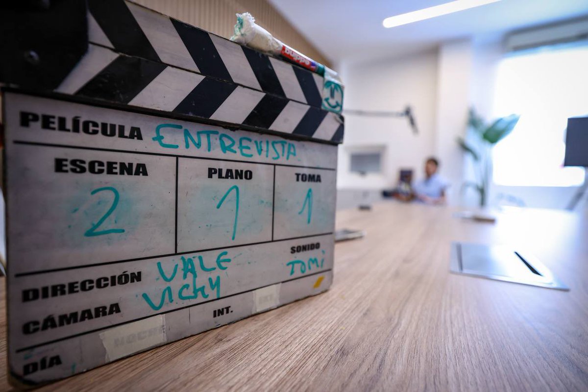 mayrasmendoza's tweet photo. Recibimos en el despacho a alumnos y alumnas de Producción, Guion, Realización y Dirección de Fotografía de la ENERC, que me entrevistaron para su tesis documental. 

Conversamos sobre la militancia, la política como herramienta para transformar la realidad y el país que soñamos para nuestros hijos e hijas.

La salida siempre es colectiva y necesita que nos involucremos políticamente desde el lugar de cada uno y cada una. También desde lo audiovisual, contando nuestras historias, haciendo preguntas y poniendo en discusión la realidad que queremos cambiar. Para salir adelante necesitamos del compromiso y las ideas de nuestros pibes y pibas.

Gracias por sus preguntas y por este intercambio. ¡Les deseo mucha suerte con su tesis documental!
