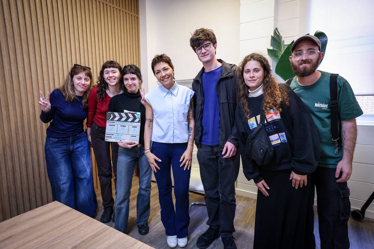 mayrasmendoza's tweet photo. Recibimos en el despacho a alumnos y alumnas de Producción, Guion, Realización y Dirección de Fotografía de la ENERC, que me entrevistaron para su tesis documental. 

Conversamos sobre la militancia, la política como herramienta para transformar la realidad y el país que soñamos para nuestros hijos e hijas.

La salida siempre es colectiva y necesita que nos involucremos políticamente desde el lugar de cada uno y cada una. También desde lo audiovisual, contando nuestras historias, haciendo preguntas y poniendo en discusión la realidad que queremos cambiar. Para salir adelante necesitamos del compromiso y las ideas de nuestros pibes y pibas.

Gracias por sus preguntas y por este intercambio. ¡Les deseo mucha suerte con su tesis documental!