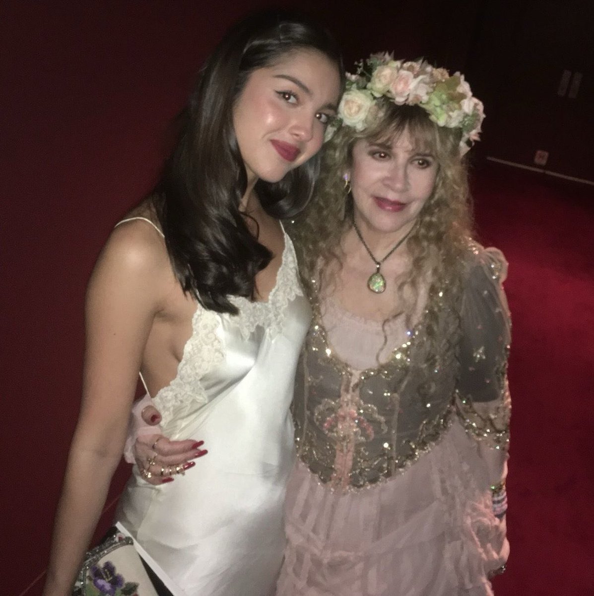 updatecharts's tweet photo. Enquanto está supostamente sem contato com a mãe, Olivia Rodrigo surge com sua avó, Stevie Nicks, em novas fotos. https://t.co/eP05a9eiEv