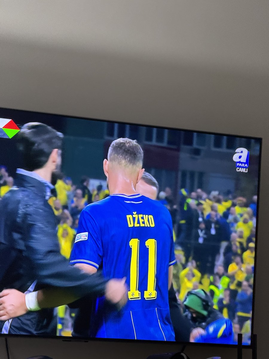 pisi_cikk's tweet photo. Edin Dzeko, 62. dakikada son kez oyundan çıktı. 💔
Bosna Elması, milli takım formasına veda etti. 💛💙💎🇧🇦

#EdinDzeko   #Zmajevi   #HajmoBosno 

#BIHSWE 
Bosna Hersek - İsveç https://t.co/7Yj2skf68E