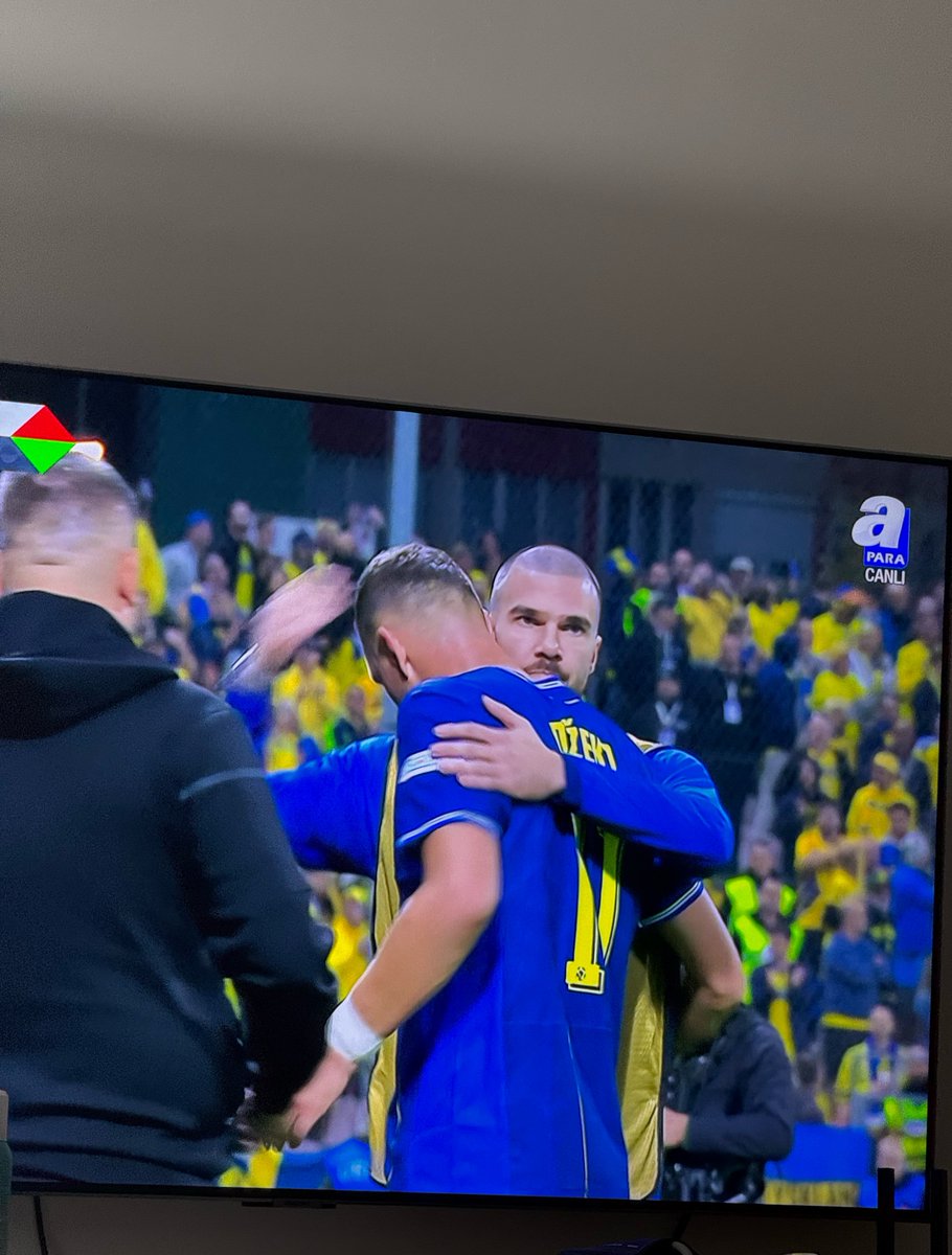 pisi_cikk's tweet photo. Edin Dzeko, 62. dakikada son kez oyundan çıktı. 💔
Bosna Elması, milli takım formasına veda etti. 💛💙💎🇧🇦

#EdinDzeko   #Zmajevi   #HajmoBosno 

#BIHSWE 
Bosna Hersek - İsveç https://t.co/7Yj2skf68E