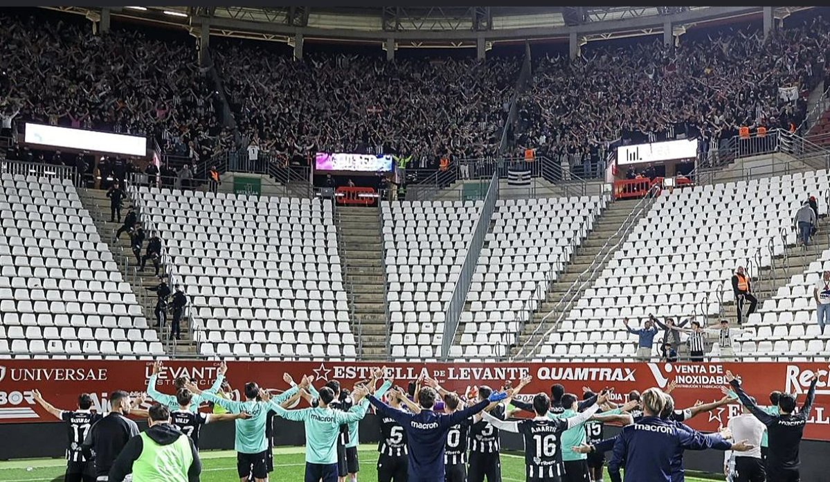PenchoEfese1's tweet photo. Cuando hablamos d invasión, ¿a q temporada se refieren?
¿O a q ubicación? ¿Fondo Norte¿ ¿Esquina afición visitante? ¿Grada Lateral? https://t.co/58vJPYmEwP