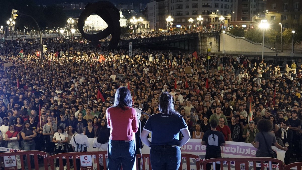 ideiazabaldub's tweet photo. EAJ inoiz baino galduago dago, errealitatea gainetik pasako zaie. Etxebizitzaren aldeko mugimendua guztiz transbertsala da, gizarte osoari eragiten dio. Horren adibide dira gaurko mobilizazio jendetsu eta heterogeneoak. Eta hau hasi besterik ez da egin; bihar eta etzi, gehiago. https://t.co/tF0y12zOi2