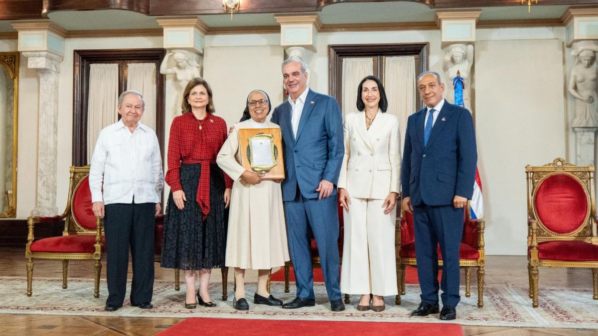 diariosdrd's tweet photo. Abinader encabeza homenaje a adultos mayores y reconoce a Ellis Pérez como Adulto Mayor del Año 2026. 

#EllisPerez #Abinader #CONAPE #AdultosMayores #RD #Higüey #Envejecientes #DSD
🔗https://t.co/ZDJ8RzoLyQ https://t.co/1u2UFSyzI7