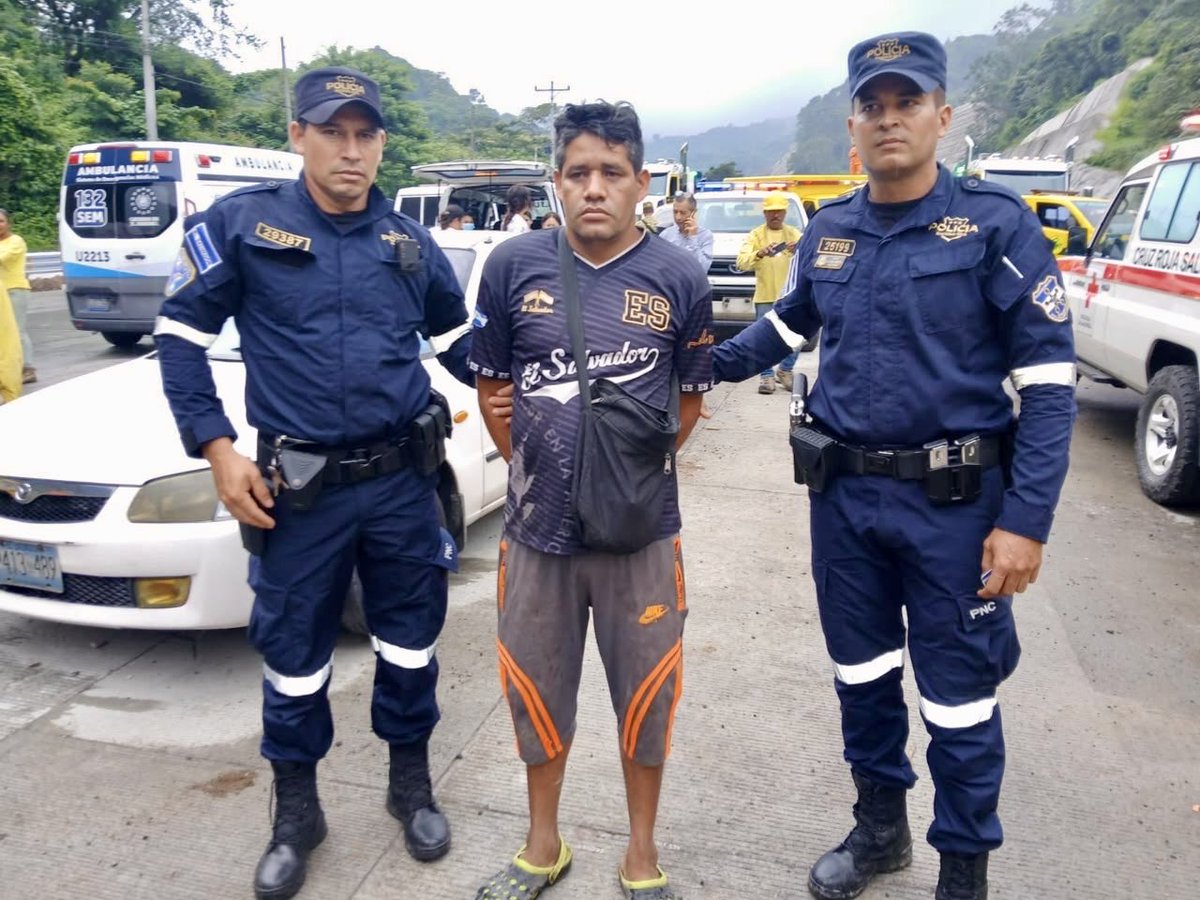 NoticieroSLV's tweet photo. La @PNCSV detuvo a José Adán Ramos Gómez, de 44 años de edad, quien es el conductor del camión arenero que chocó contra un bus de la R-202 y otros vehículos, sobre el kilómetro 17 ½ de la carretera Panamericana.

El siniestro vial dejó cuatro fallecidos y al menos 10 lesionados.

Según las investigaciones, la excesiva velocidad provocó que invadiera el carril, además el responsable del percance no contaba con licencia de conducir.

Será remitido por los delitos de conducción peligrosa, homicidio culposo y lesiones culposas.