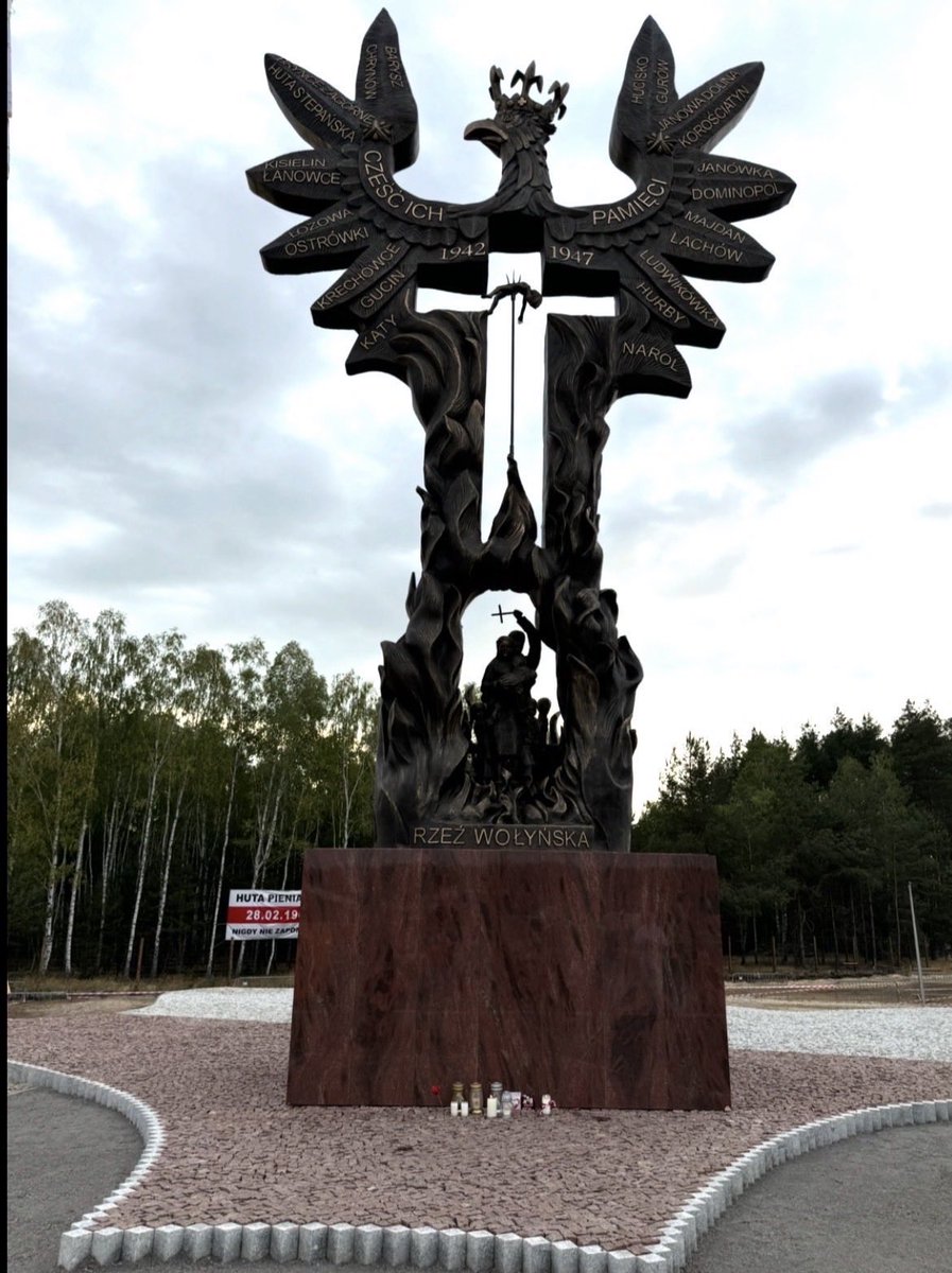 EmanuelEmmax's tweet photo. Koreańscy przyjaciele, jest w Polsce pomnik, którego strasznie nie lubią Ukraińcy. Oni go nienawidzą.
Ten pomnik to cała prawda o tych bandytach.
To Pomnik „Rzeź Wołyńska” w Domostawie. https://t.co/p7sQA5nb7L
