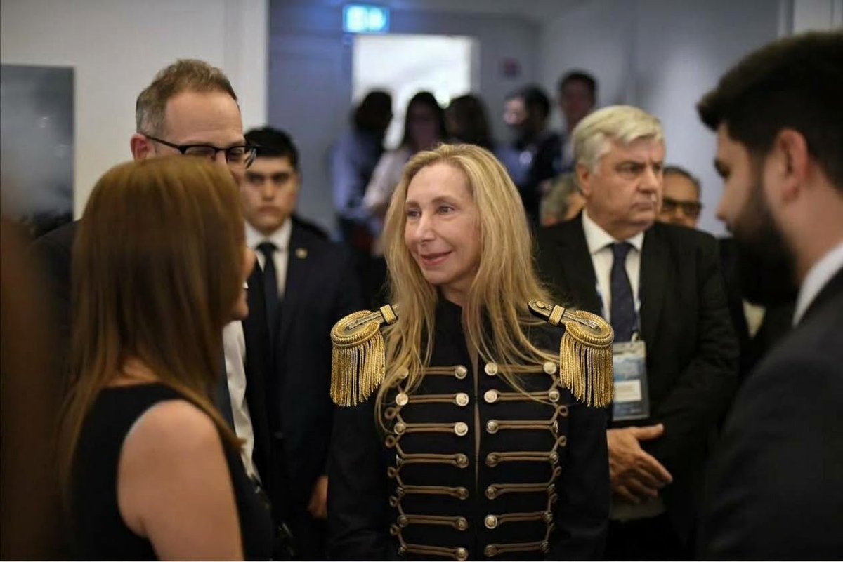 marthalamartha's tweet photo. 🚨URGENTE | LA SEÑORAH KARINA EN PARIS VESTIDA COMO PAQUERA DE XUXA (AUNQUE DE QUE NO LO CREAN NO ES UN EDITH DE MARTHA LAMARTHA) https://t.co/odDVydx7yM
