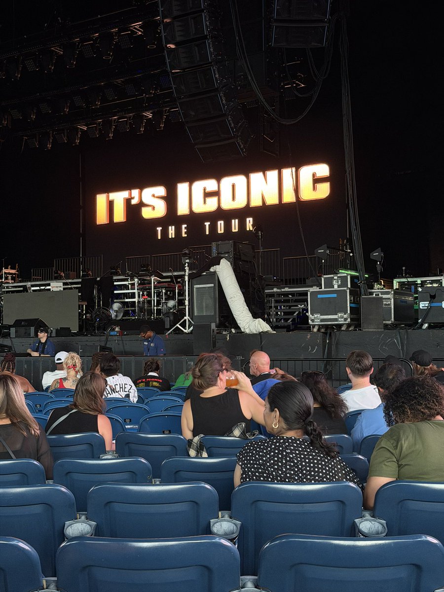 Luckyee101's tweet photo. #itsiconic #itsiconictour https://t.co/e6lt9uS0on
