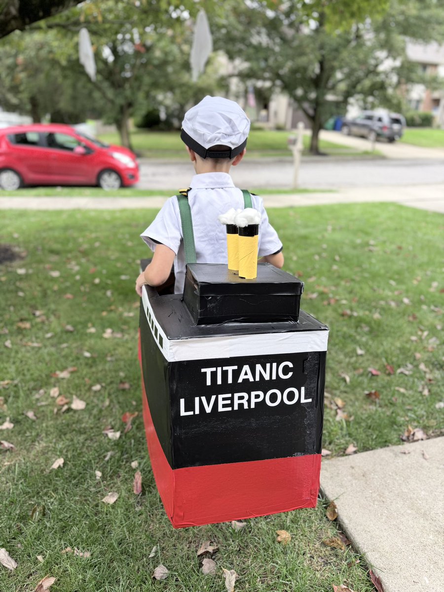 MeganMompher's tweet photo. Titanic Halloween costume ❤️🎃 #titanic https://t.co/s32HMDvNjm