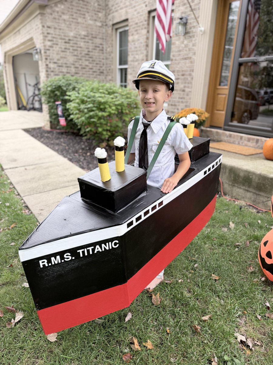 MeganMompher's tweet photo. Titanic Halloween costume ❤️🎃 #titanic https://t.co/s32HMDvNjm
