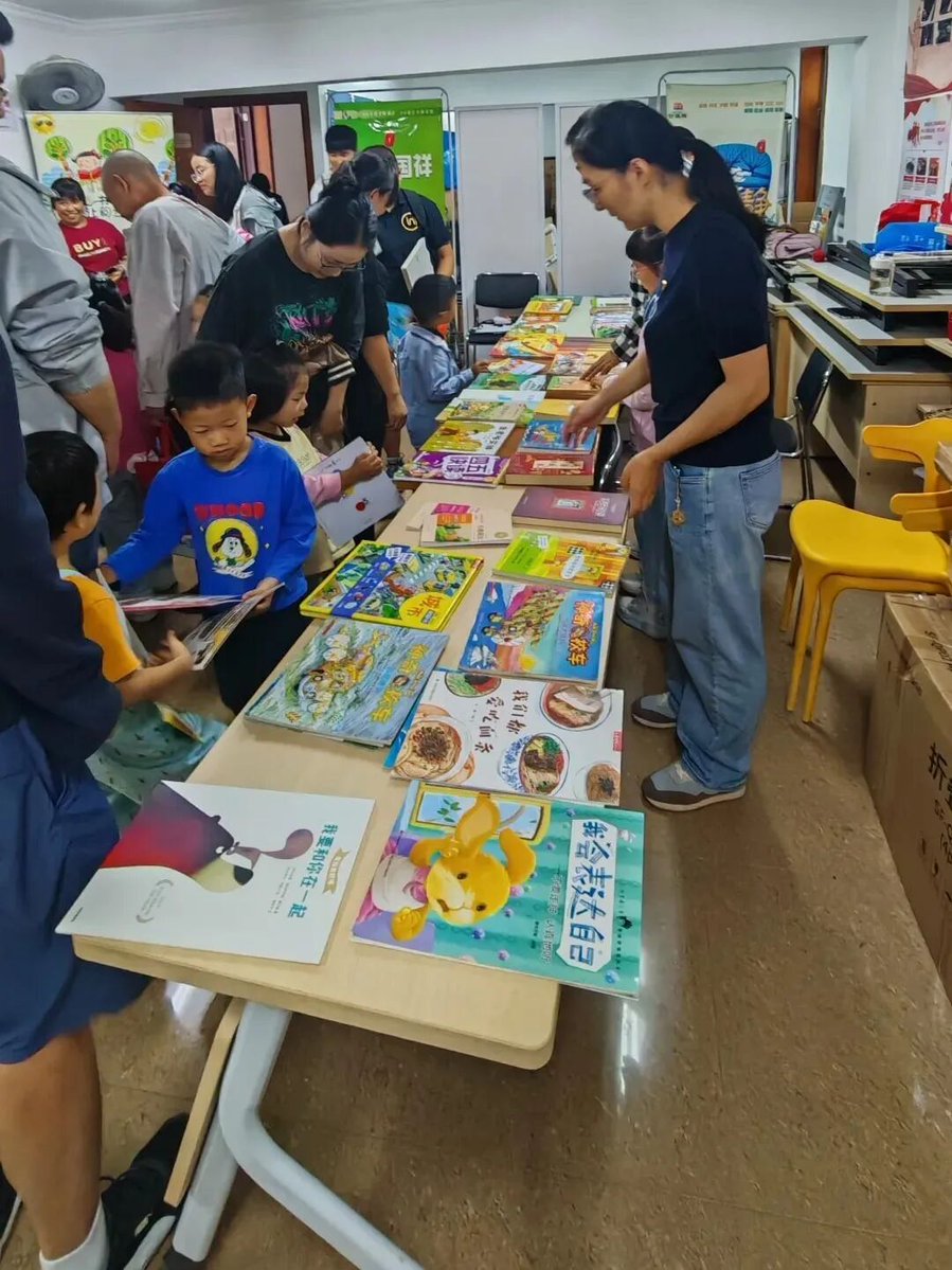 PaytonBowmpx's tweet photo. Este sábado, ven a nuestra plaza para el intercambio de libros! Trae tus ejemplares usados y llévate otros nuevos, además de meriendas gratuitas. Te esperamos! https://t.co/muFYbWA3py