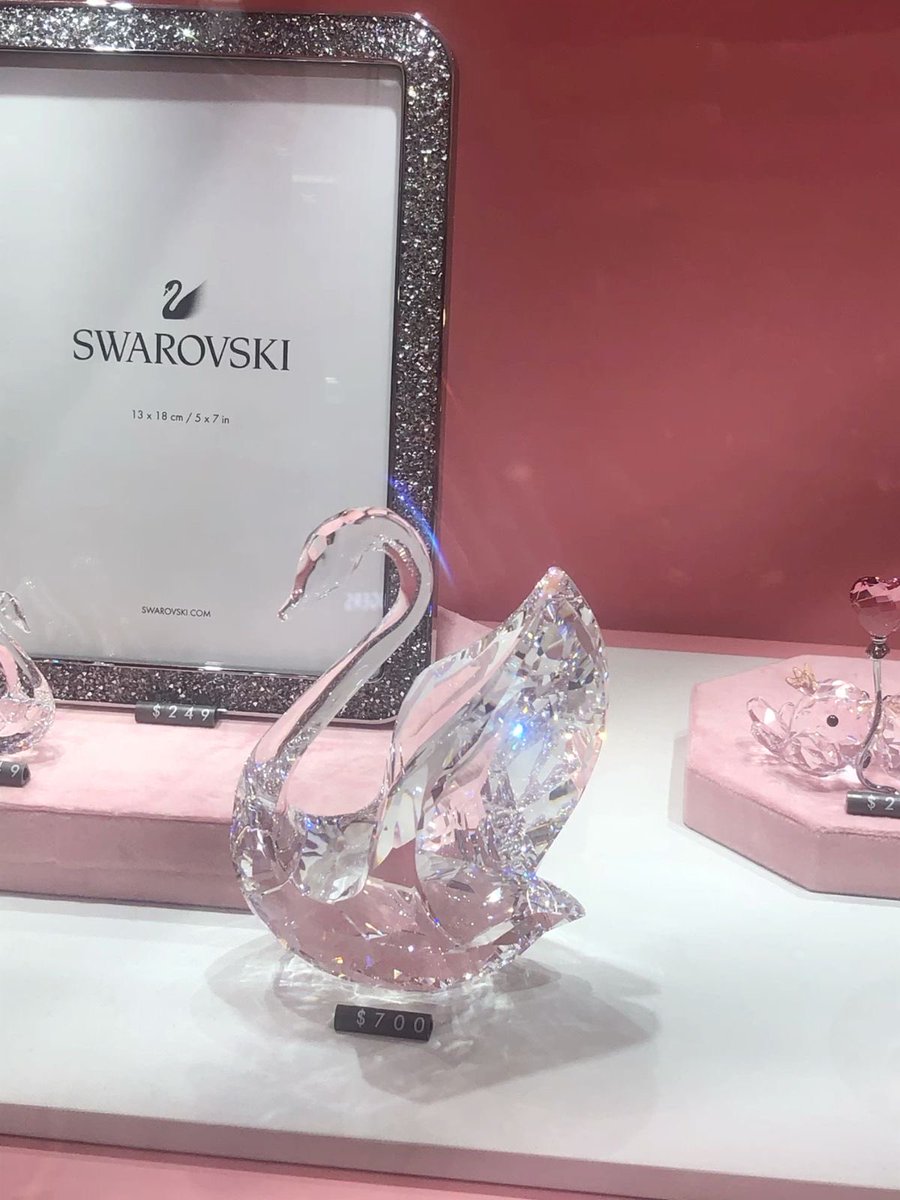 SoftnessDaily's tweet photo. swarovski swan 🎀 https://t.co/OZGzhpfRKA