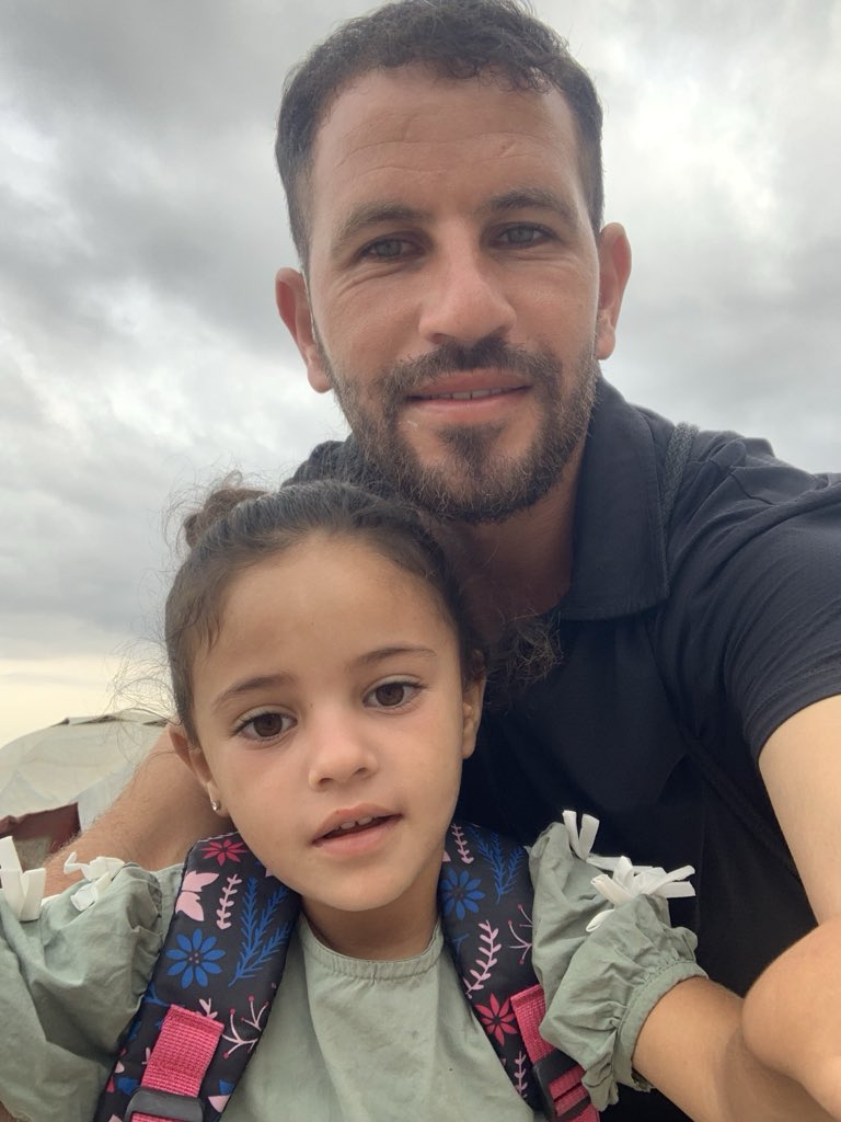 BAlhabel's tweet photo. The father is deaf is using sign language with his daughter

We don’t need millions—just 500 kind people willing to give £5

For you, it’s only £5
For Pearl Aman and her family, it could mean hope,food, and another chance at life

Be one of the 500❤️link 

https://t.co/1utptI3DSs https://t.co/5FBTZI0aWd