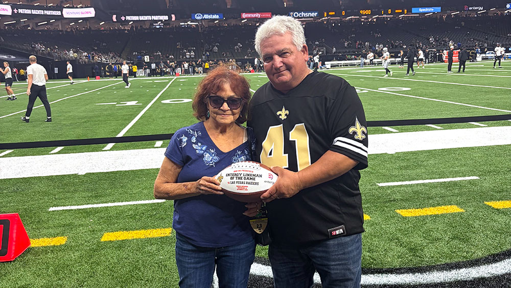 EntergyTX's tweet photo. From the high seas to the power grid. ⚓🤝

U.S. Navy veteran Johnny Nesmith now serves as a substation technician in Conroe, and he was recently honored as @Saints' Lineman of the Game. 🏈👏

Learn more about Johnny's journey: https://t.co/fiClfNX3t2

#WePowerLife https://t.co/7sNrfRvdk5