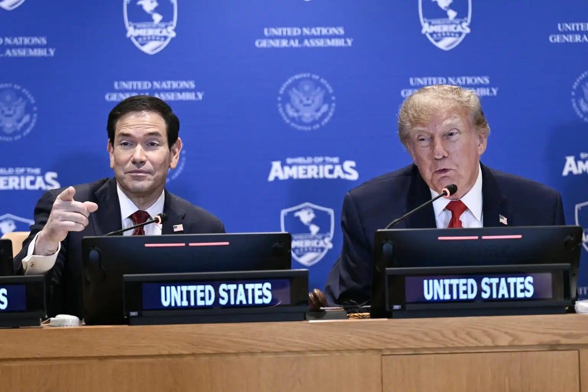elvin_calcano24's tweet photo. Sin mostrar evidencia alguna el ultraderechista Marco Rubio ordenó el cierre de la embajada de Estados Unidos en Brasil dos días antes de las votaciones. Claramente está en marcha una plan para desestabilizar las elecciones brasileñas de este domingo mediante la manipulación sicológica de votantes indecisos para intentar que gane el corrupto hijo de Bolsonaro y así gobierne la ultraderecha para que entregue los recursos brasileños a empresas amigas de Trump. Marco Rubio es un factor de desestabilización, destrucción democrática e intoxicación en toda América Latina. Un personaje nefasto y profundamente antidemocrático. Como dije desde el principio de este segundo gobierno trumpista: estamos ante un quiebre democrático regional bajo las presiones de una administración estadounidense que no respeta la democracia ni siquiera dentro de EE.UU. No quieren aliados sino colonias en esta parte del mundo. Ojalá en noviembre el pueblo estadounidense propine una derrota abrumadora a esta gente y pronto todos estos personajes fascistas pasen al basurero de la historia. Nuestros pueblos no pueden volver a ser colonias de nadie.