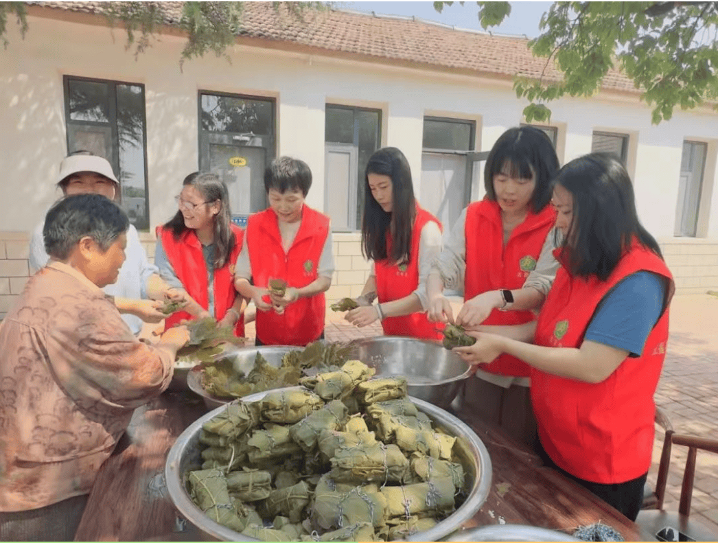 RaelynnLovaf's tweet photo. Hoy ayudamos a recolectar alimentos en el banco de alimentos local para familias necesitadas. Cada grano ayuda, gracias a todos los voluntarios por su corazón! https://t.co/olAVvHg94r