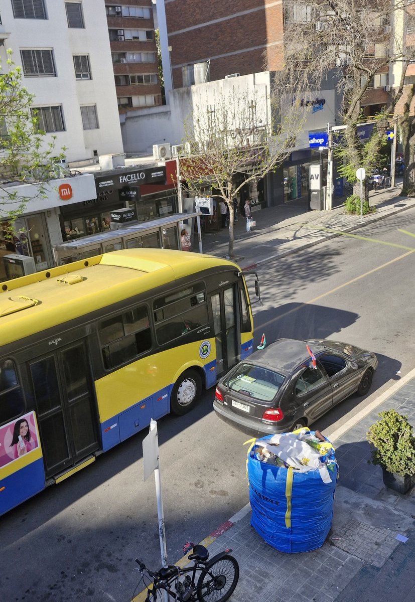 PRINCIPITAJUDIA's tweet photo. El tipo deja el auto en pleno 21 y Ellauri zona PROHIBIDO ESTACIONAR total banderita del Frente Amplio y de Plastilina el país inexistente 👇 https://t.co/aQbLgzulFz