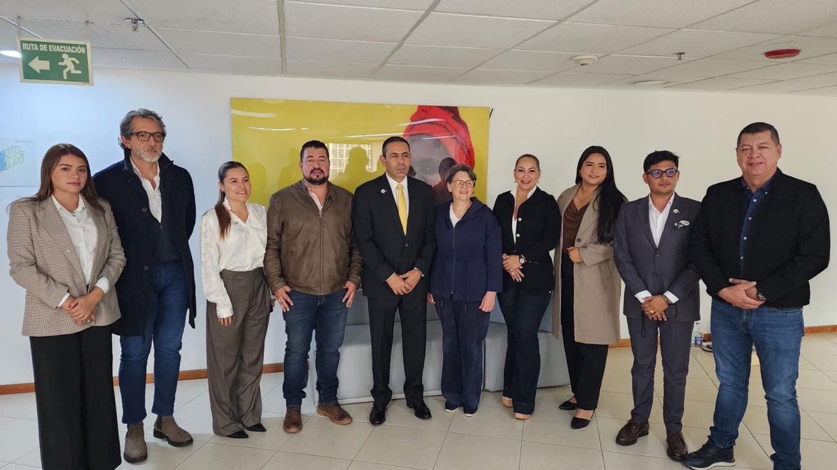 GralJuvenalDiaz's tweet photo. GESTIONAMOS SUBSIDIOS PARA CADA RINCÓN DE SANTANDER. 

Me reuní con la directora de Prosperidad Social para  avanzar en la viabilización de proyectos que ya están estructurados y listos para ejecutarse en Santander.

Nuestro propósito es gestionar los recursos necesarios para convertir estas iniciativas en oportunidades, empleo, desarrollo y bienestar para miles de familias santandereanas.

Cuando los proyectos pasan del papel a la realidad, se fortalece la economía, se generan nuevas oportunidades y mejora la calidad de vida de nuestra gente.

@DNP_Colombia 
@ABDELAESPRIELLA 
@sandrasuarezp