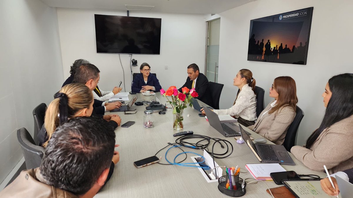GralJuvenalDiaz's tweet photo. GESTIONAMOS SUBSIDIOS PARA CADA RINCÓN DE SANTANDER. 

Me reuní con la directora de Prosperidad Social para  avanzar en la viabilización de proyectos que ya están estructurados y listos para ejecutarse en Santander.

Nuestro propósito es gestionar los recursos necesarios para convertir estas iniciativas en oportunidades, empleo, desarrollo y bienestar para miles de familias santandereanas.

Cuando los proyectos pasan del papel a la realidad, se fortalece la economía, se generan nuevas oportunidades y mejora la calidad de vida de nuestra gente.

@DNP_Colombia 
@ABDELAESPRIELLA 
@sandrasuarezp