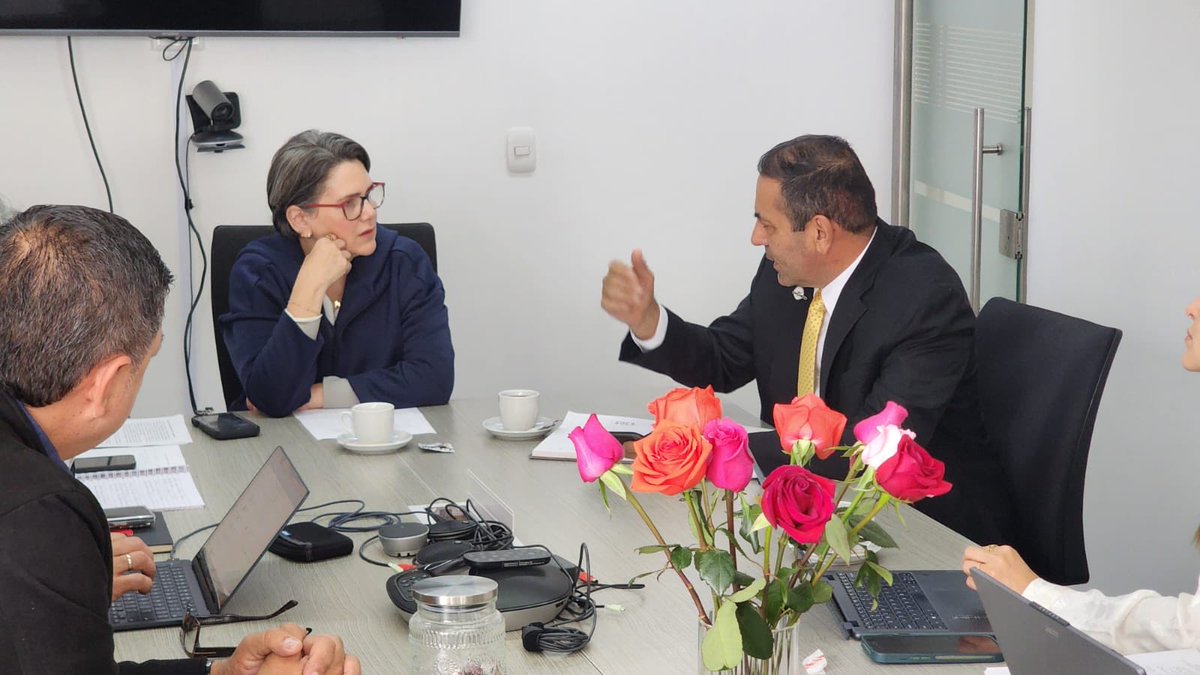 GralJuvenalDiaz's tweet photo. GESTIONAMOS SUBSIDIOS PARA CADA RINCÓN DE SANTANDER. 

Me reuní con la directora de Prosperidad Social para  avanzar en la viabilización de proyectos que ya están estructurados y listos para ejecutarse en Santander.

Nuestro propósito es gestionar los recursos necesarios para convertir estas iniciativas en oportunidades, empleo, desarrollo y bienestar para miles de familias santandereanas.

Cuando los proyectos pasan del papel a la realidad, se fortalece la economía, se generan nuevas oportunidades y mejora la calidad de vida de nuestra gente.

@DNP_Colombia 
@ABDELAESPRIELLA 
@sandrasuarezp