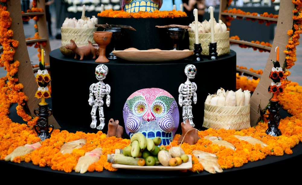 ReaganTrigyy's tweet photo. Feliz Día de Muertos! Calaveras dulces, flores de cempasúchil y recuerdos que iluminan el camino de nuestros seres queridos ， https://t.co/c0e591gwAE